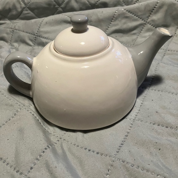 Whimsical Cupboard 10 Strawberry Street Ceramic Kitty Teapot - Picture 3 of 6